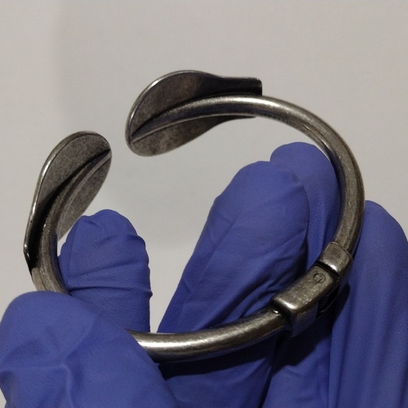 Elegant Silver tone Design Chunky Cuff Bracelet - Women's Fashion Jewelry - Picture 6 of 7